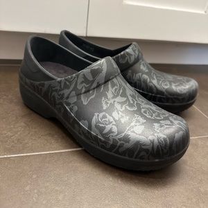 Crocs Slip Resistant Flower Clogs